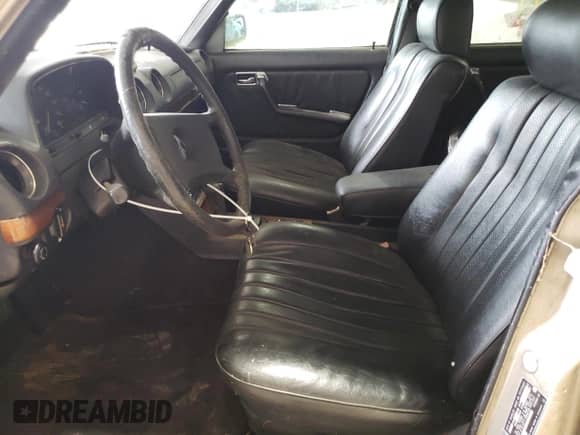 1985 Mercedes-Benz 300 с VIN WDBAB33C2FA244806, выставлен на аукционе Copart как лот 52752485 с пробегом Не указан миль и Чистый • Clean title. История ставок и продаж доступна на DreamBid. Изображение 7.