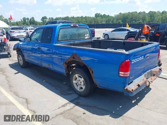 2001 Dodge Dakota with VIN 1B7GL22X81S136040, listed as a IAAI auction lot 42771127 with Not provided miles and . Bid and sale history available at DreamBid. Image 3.