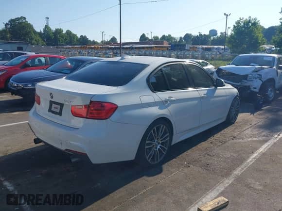 2013 BMW 3 Series 335i с VIN WBA3A9G57DNP36326, выставлен на аукционе IAAI как лот 42798701 с пробегом 175 792 миль миль и . История ставок и продаж доступна на DreamBid. Изображение 4.