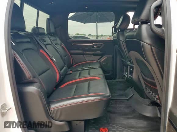 2024 Ram 1500 TRX z VIN 1C6SRFU98RN101711, wystawiony jako Copart lot #65978865 z przebiegiem 31 311 mil mil oraz Czysty tytuł • Clean title. Historia ofert i sprzedaży dostępna na DreamBid. Obrazek 10.