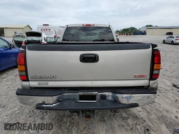 2006 GMC Sierra 1500 z VIN 1GTEC14Z06Z261225, wystawiony jako Copart lot #57339075 z przebiegiem 210 823 mil mil oraz Szkoda całkowita • Salvage title. Historia ofert i sprzedaży dostępna na DreamBid. Obrazek 6.
