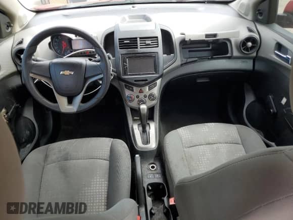 2012 Chevrolet Sonic LS z VIN 1G1JA5SH8C4149814, wystawiony jako Copart lot #81399975 z przebiegiem 97 391 mil mil oraz Szkoda całkowita • Salvage title. Historia ofert i sprzedaży dostępna na DreamBid. Obrazek 8.