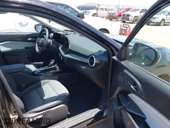 2025 Chevrolet Trax LT с VIN KL77LHEP6SC034484, выставлен на аукционе IAAI как лот 42733840 с пробегом 15 141 миль миль и . История ставок и продаж доступна на DreamBid. Изображение 5.