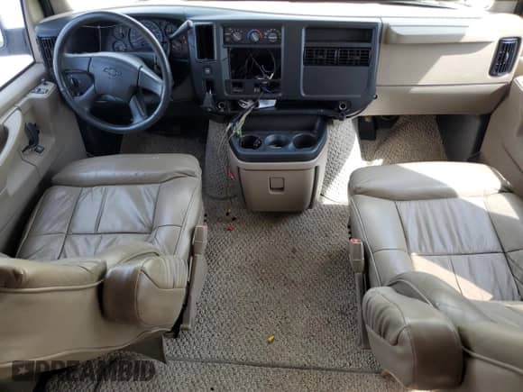 2004 Chevrolet Express Passenger с VIN 1GBFG15TX41155433, выставлен на аукционе Copart как лот 48826455 с пробегом 327 969 миль миль и Списание • Salvage title. История ставок и продаж доступна на DreamBid. Изображение 8.