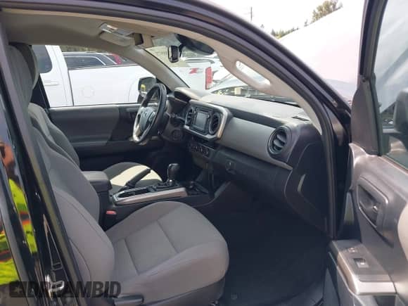2018 Toyota Tacoma SR5 z VIN 5TFSZ5AN2JX151257, wystawiony jako IAAI lot #42895721 z przebiegiem 157 990 mil mil oraz . Historia ofert i sprzedaży dostępna na DreamBid. Obrazek 5.