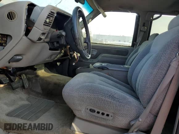 1996 Chevrolet Suburban with VIN 1GNFK16R4TJ409561, listed as a Copart auction lot 83247624 with 146,933 mi miles and Clean title. Bid and sale history available at DreamBid. Image 7.