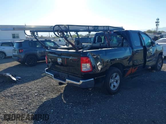 2022 Ram 1500 Big Horn z VIN 1C6RREBG7NN451903, wystawiony jako IAAI lot #40764817 z przebiegiem 31 109 mil mil oraz . Historia ofert i sprzedaży dostępna na DreamBid. Obrazek 4.