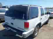 1999 Chevrolet Blazer LS z VIN 1GNDT13W0X2176809, wystawiony jako IAAI lot #43311943 z przebiegiem 124 071 mil mil oraz . Historia ofert i sprzedaży dostępna na DreamBid. Obrazek 4.