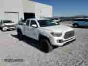 2022 Toyota Tacoma SR z VIN 3TYSZ5ANXNT090384, wystawiony jako Copart lot #80906685 z przebiegiem Nie podano mil oraz Szkoda całkowita • Salvage title. Historia ofert i sprzedaży dostępna na DreamBid. Obrazek 14.