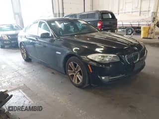 2013 BMW 5 Series 528i с VIN WBAXG5C59DDY30938, выставлен на аукционе IAAI как лот 43155758 с пробегом 146 304 миль миль и . История ставок и продаж доступна на DreamBid. Изображение 1.