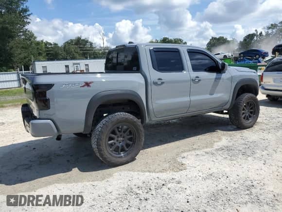 2023 Nissan Frontier SV z VIN 1N6ED1EJ1PN618570, wystawiony jako Copart lot #80138165 z przebiegiem 29 890 mil mil oraz Szkoda całkowita • Salvage title. Historia ofert i sprzedaży dostępna na DreamBid. Obrazek 3.