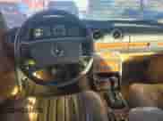 1985 Mercedes-Benz 300 с VIN WDBAB33C9FA264146, выставлен на аукционе Copart как лот 84771964 с пробегом 124 629 миль миль и Чистый • Clean title. История ставок и продаж доступна на DreamBid. Изображение 9.