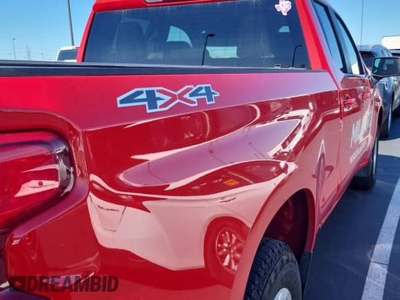 2024 Chevrolet Silverado 1500 LT z VIN 1GCRDDEK1RZ155405, wystawiony jako IAAI lot #43540237 z przebiegiem 50 431 mil mil oraz . Historia ofert i sprzedaży dostępna na DreamBid. Obrazek 52.