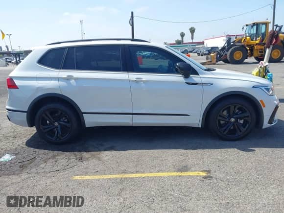 2024 Volkswagen Tiguan SE R-Line Black с VIN 3VVCB7AX7RM085619, выставлен на аукционе IAAI как лот 42325566 с пробегом 10 615 миль миль и . История ставок и продаж доступна на DreamBid. Изображение 13.