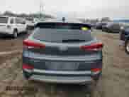 2017 Hyundai Tucson Eco z VIN KM8J33A23HU322371, wystawiony jako Copart lot #82114035 z przebiegiem 184 373 mil mil oraz Czysty tytuł • Clean title. Historia ofert i sprzedaży dostępna na DreamBid. Obrazek 6.