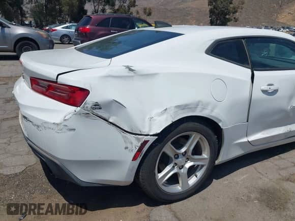 2018 Chevrolet Camaro 1LS z VIN 1G1FA1RX1J0183352, wystawiony jako IAAI lot #42500318 z przebiegiem 105 151 mil mil oraz . Historia ofert i sprzedaży dostępna na DreamBid. Obrazek 17.