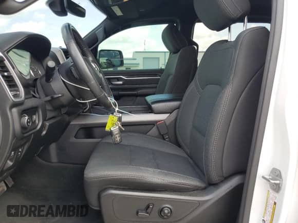 2020 Ram 1500 Big Horn z VIN 1C6RREFG6LN289012, wystawiony jako Copart lot #61009815 z przebiegiem 129 977 mil mil oraz Szkoda całkowita • Salvage title. Historia ofert i sprzedaży dostępna na DreamBid. Obrazek 7.