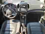 2015 Chevrolet Sonic RS z VIN 1G1JH6SB0F4167290, wystawiony jako Copart lot #69244125 z przebiegiem 82 775 mil mil oraz Szkoda całkowita • Salvage title. Historia ofert i sprzedaży dostępna na DreamBid. Obrazek 8.