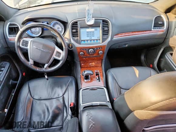 2014 Chrysler 300 z VIN 2C3CCARG5EH301932, wystawiony jako Copart lot #71932555 z przebiegiem 176 753 mil mil oraz Czysty tytuł • Clean title. Historia ofert i sprzedaży dostępna na DreamBid. Obrazek 8.