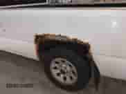 2005 GMC Sierra 1500 Work Truck z VIN 1GTEC14XX5Z120398, wystawiony jako IAAI lot #41889905 z przebiegiem 201 414 mil mil oraz . Historia ofert i sprzedaży dostępna na DreamBid. Obrazek 6.