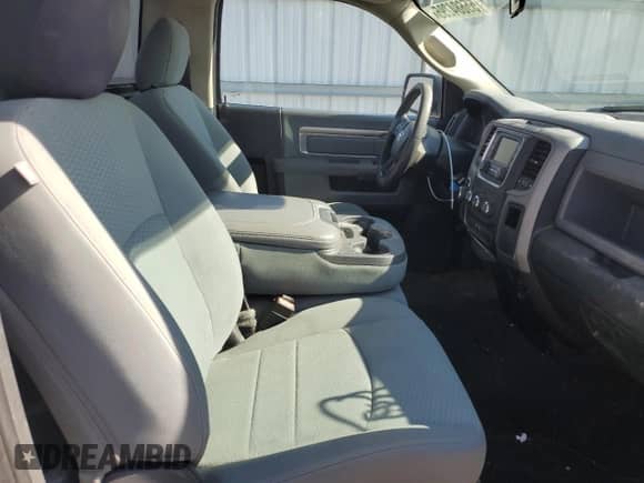 2018 Ram 1500 Tradesman z VIN 3C6JR6DT7JG304609, wystawiony jako Copart lot #55684295 z przebiegiem 73 075 mil mil oraz Szkoda całkowita • Salvage title. Historia ofert i sprzedaży dostępna na DreamBid. Obrazek 10.