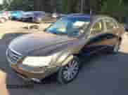 2010 Hyundai Sonata SE PZEV z VIN 5NPEU4AC0AH627103, wystawiony jako IAAI lot #43400341 z przebiegiem 142 021 mil mil oraz . Historia ofert i sprzedaży dostępna na DreamBid. Obrazek 2.