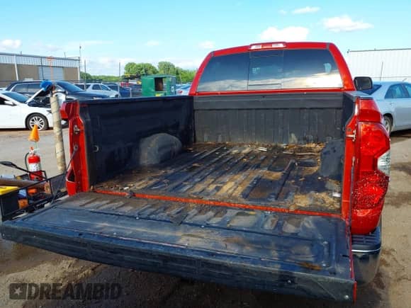 2018 Toyota Tundra SR с VIN 5TFUW5F17JX713466, выставлен на аукционе IAAI как лот 42357423 с пробегом 302 981 миль миль и . История ставок и продаж доступна на DreamBid. Изображение 17.