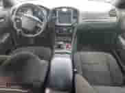 2012 Chrysler 300 S z VIN 2C3CCABG5CH188653, wystawiony jako Copart lot #66989225 z przebiegiem 212 149 mil mil oraz Szkoda całkowita • Salvage title. Historia ofert i sprzedaży dostępna na DreamBid. Obrazek 8.