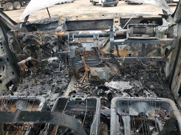 2003 Dodge 3500 ST с VIN 3D7MU48C83G802166, выставлен на аукционе Copart как лот 66227584 с пробегом Не указан миль и На запчасти • Non repairable. История ставок и продаж доступна на DreamBid. Изображение 8.