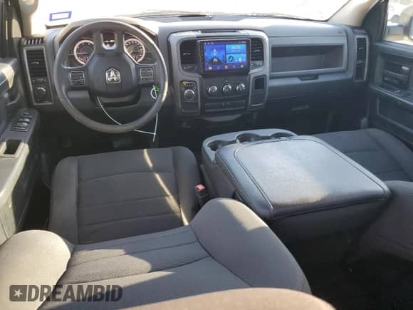 2018 Ram 1500 Tradesman z VIN 1C6RR6FG9JS340023, wystawiony jako Copart lot #86172365 z przebiegiem 173 106 mil mil oraz Szkoda całkowita • Salvage title. Historia ofert i sprzedaży dostępna na DreamBid. Obrazek 8.