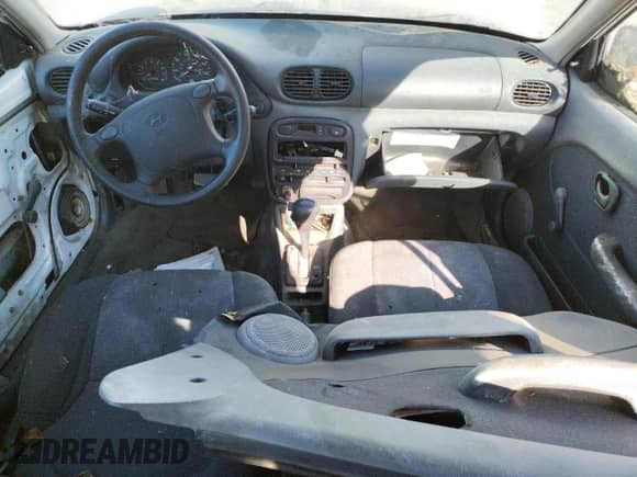 1997 Hyundai Accent GL z VIN KMHVF24NXVU373676, wystawiony jako Copart lot #77866484 z przebiegiem 151 949 mil mil oraz Czysty tytuł • Clean title. Historia ofert i sprzedaży dostępna na DreamBid. Obrazek 8.