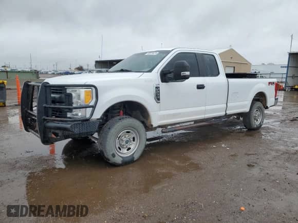 2017 Ford F-250 XLT z VIN 1FT7X2B67HED50926, wystawiony jako Copart lot #83875475 z przebiegiem 124 968 mil mil oraz Czysty tytuł • Clean title. Historia ofert i sprzedaży dostępna na DreamBid. Obrazek 1.