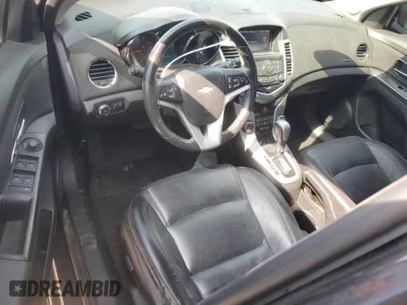 2014 Chevrolet Cruze 2LT z VIN 1G1PE5SB0E7384574, wystawiony jako Copart lot #68142205 z przebiegiem 182 916 mil mil oraz Czysty tytuł • Clean title. Historia ofert i sprzedaży dostępna na DreamBid. Obrazek 8.