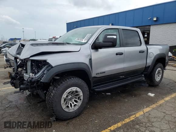 2025 Ram 1500 RHO z VIN 1C6SRFUP2SN573634, wystawiony jako Copart lot #62329235 z przebiegiem 1 406 mil mil oraz Szkoda całkowita • Salvage title. Historia ofert i sprzedaży dostępna na DreamBid. Obrazek 1.