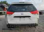 2013 Toyota Sienna L z VIN 5TDZK3DC8DS380473, wystawiony jako Copart lot #80876135 z przebiegiem 218 645 mil mil oraz Czysty tytuł • Clean title. Historia ofert i sprzedaży dostępna na DreamBid. Obrazek 6.