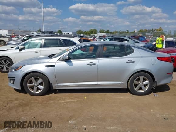 2015 Kia Optima LX z VIN 5XXGM4A70FG486340, wystawiony jako IAAI lot #43212629 z przebiegiem 172 578 mil mil oraz . Historia ofert i sprzedaży dostępna na DreamBid. Obrazek 14.