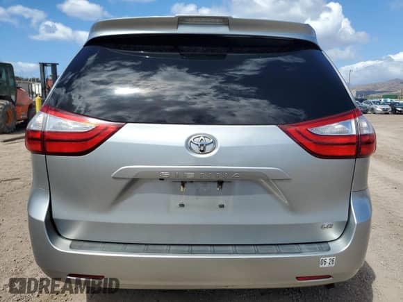 2019 Toyota Sienna LE Auto Access Seat z VIN 5TDKZ3DC3KS983163, wystawiony jako Copart lot #82769425 z przebiegiem 104 950 mil mil oraz Czysty tytuł • Clean title. Historia ofert i sprzedaży dostępna na DreamBid. Obrazek 6.