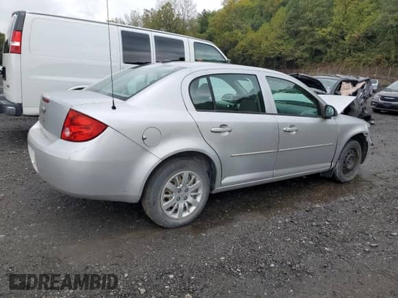 2009 Chevrolet Cobalt LS z VIN 1G1AS58H897211465, wystawiony jako Copart lot #84276775 z przebiegiem 130 510 mil mil oraz Szkoda całkowita • Salvage title. Historia ofert i sprzedaży dostępna na DreamBid. Obrazek 3.