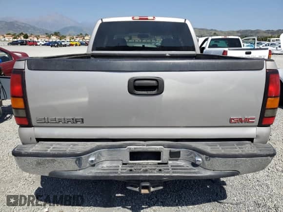 2005 GMC Sierra 1500 SLE z VIN 2GTEC19V951253055, wystawiony jako Copart lot #57235535 z przebiegiem 216 927 mil mil oraz Szkoda całkowita • Salvage title. Historia ofert i sprzedaży dostępna na DreamBid. Obrazek 6.