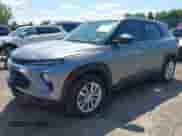 2024 Chevrolet TrailBlazer LS z VIN KL79MNSL9RB038051, wystawiony jako IAAI lot #42780037 z przebiegiem 31 610 mil mil oraz . Historia ofert i sprzedaży dostępna na DreamBid. Obrazek 2.