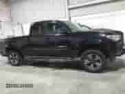 2019 Toyota Tacoma SR5 z VIN 5TFSZ5ANXKX174139, wystawiony jako IAAI lot #43035436 z przebiegiem 38 075 mil mil oraz . Historia ofert i sprzedaży dostępna na DreamBid. Obrazek 13.