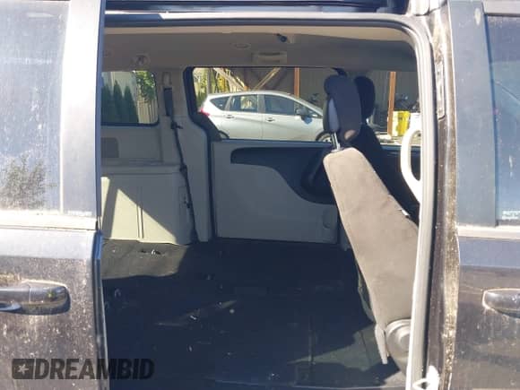 2012 Dodge Grand Caravan SXT z VIN 2C4RDGCG3CR284506, wystawiony jako IAAI lot #43326201 z przebiegiem Nie podano mil oraz . Historia ofert i sprzedaży dostępna na DreamBid. Obrazek 8.