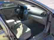 2007 Toyota Camry XLE z VIN JTNBE46K173067415, wystawiony jako IAAI lot #43479503 z przebiegiem 222 613 mil mil oraz . Historia ofert i sprzedaży dostępna na DreamBid. Obrazek 5.