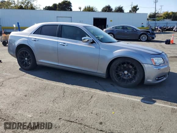 2014 Chrysler 300 C z VIN 2C3CCAET0EH104301, wystawiony jako Copart lot #80705705 z przebiegiem 60 171 mil mil oraz Szkoda całkowita • Salvage title. Historia ofert i sprzedaży dostępna na DreamBid. Obrazek 4.