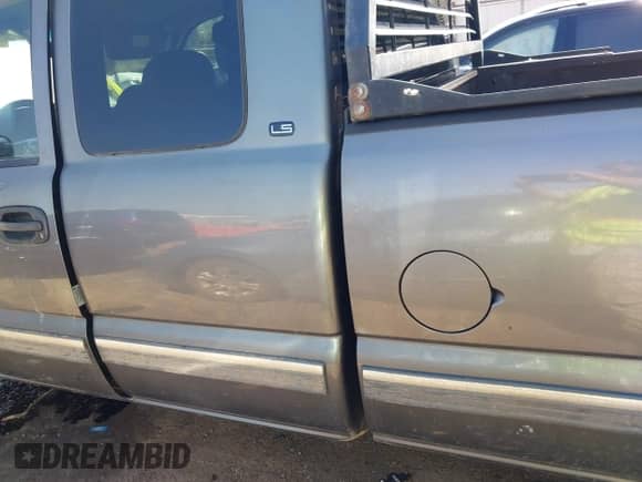 1999 Chevrolet Silverado 2500 LS with VIN 1GCGC29U0XE197465, listed as a IAAI auction lot 41982958 with Not provided miles and . Bid and sale history available at DreamBid. Image 14.
