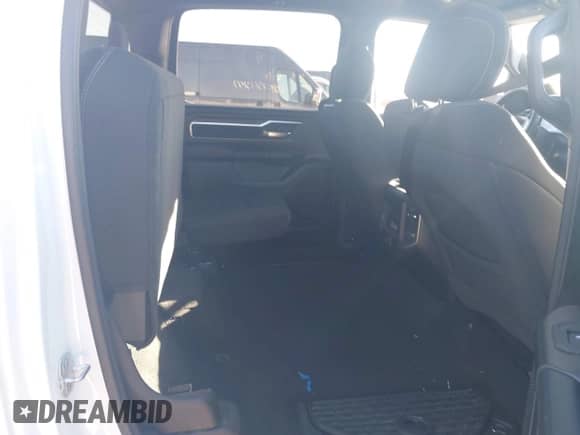 2025 Ram 1500 Big Horn z VIN 1C6SRFFP5SN561989, wystawiony jako IAAI lot #43563894 z przebiegiem 41 118 mil mil oraz . Historia ofert i sprzedaży dostępna na DreamBid. Obrazek 8.