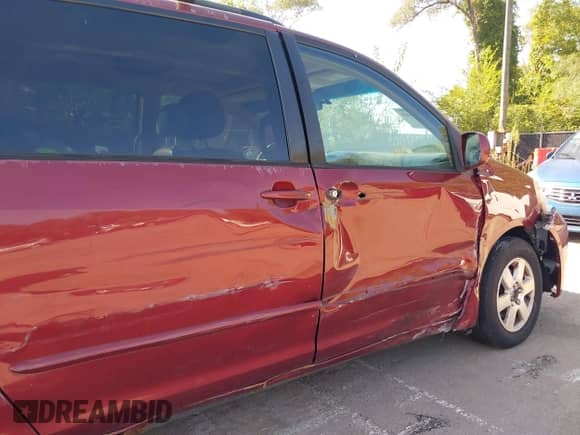 2004 Toyota Sienna XLE z VIN 5TDZA22C14S215400, wystawiony jako IAAI lot #43227648 z przebiegiem 201 333 mil mil oraz . Historia ofert i sprzedaży dostępna na DreamBid. Obrazek 6.