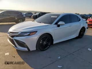 2022 Toyota Camry Hybrid XSE z VIN 4T1K31AK2NU575203, wystawiony jako Copart lot #68749165 z przebiegiem 85 856 mil mil oraz Szkoda całkowita • Salvage title. Historia ofert i sprzedaży dostępna na DreamBid. Obrazek 1.