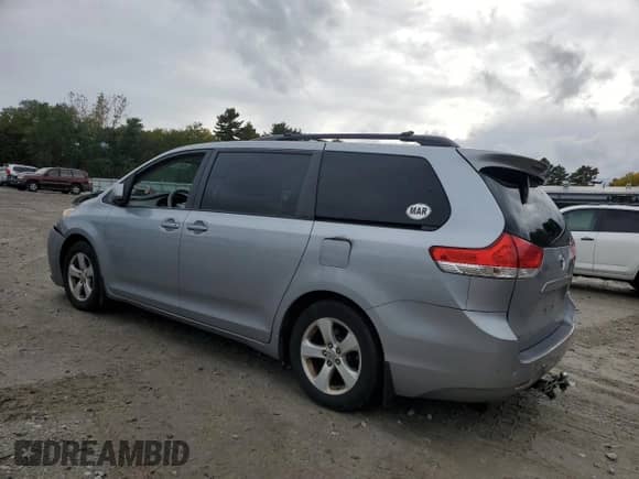 2011 Toyota Sienna LE z VIN 5TDKK3DC9BS047018, wystawiony jako Copart lot #82652505 z przebiegiem 151 351 mil mil oraz Czysty tytuł • Clean title. Historia ofert i sprzedaży dostępna na DreamBid. Obrazek 2.