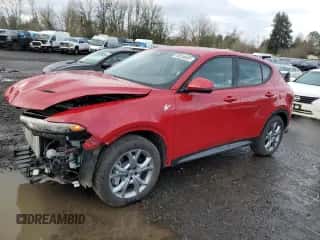 2024 Dodge Hornet R/T z VIN ZACPDFCW1R3A31052, wystawiony jako Copart lot #49238695 z przebiegiem 4 683 mil mil oraz Czysty tytuł • Clean title. Historia ofert i sprzedaży dostępna na DreamBid. Obrazek 1.